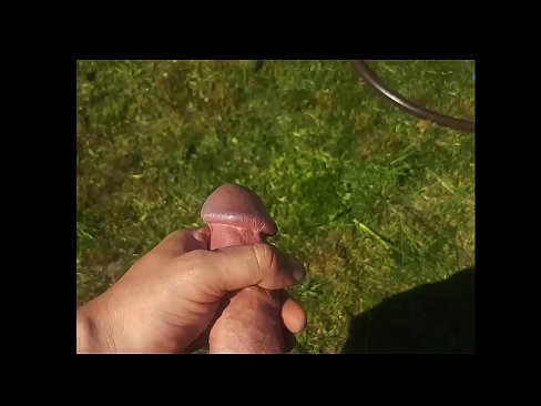 ❤️ Keçika germ di bexçeyek havînê de pisîka xwe ya pembe diqelişe û bi şuştinê dixe. ❌ Porno li ku.porn-mz.ru ❤